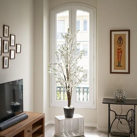 Sunlight - Gisele - Hyper Central, 1 Bedroom With Large Living Apartment